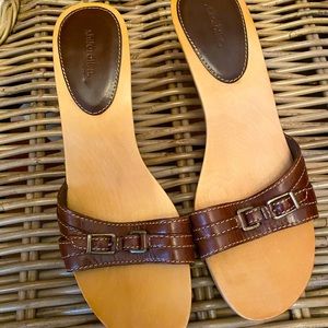 Wooden sandals with low heel